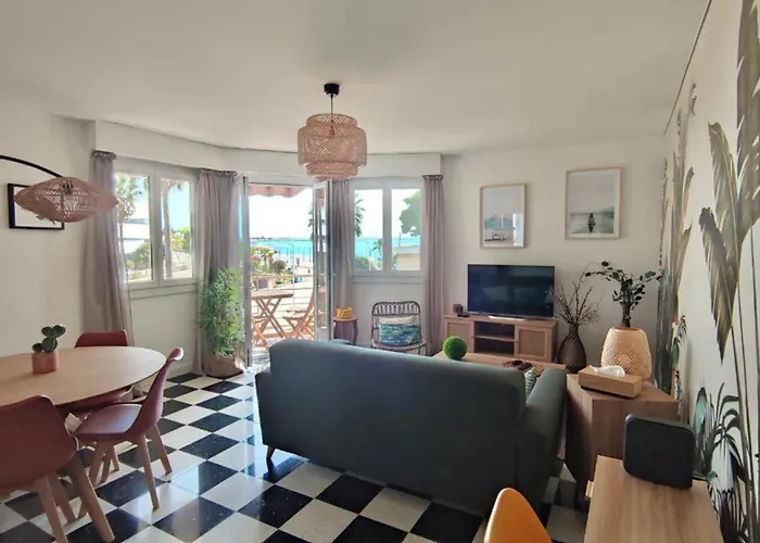 Beautiful Flat With Balcony And Sea View